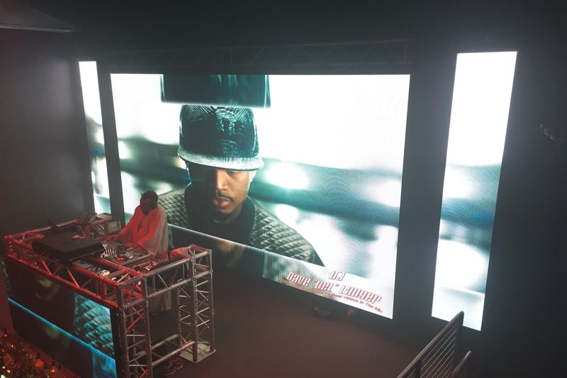 Écran LED en trois parties derrière un DJ