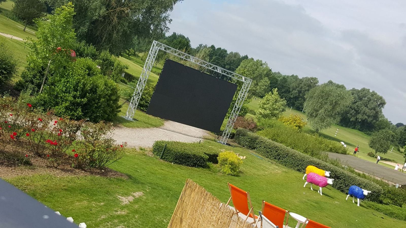 Écran LED sur portique alu dans un parc