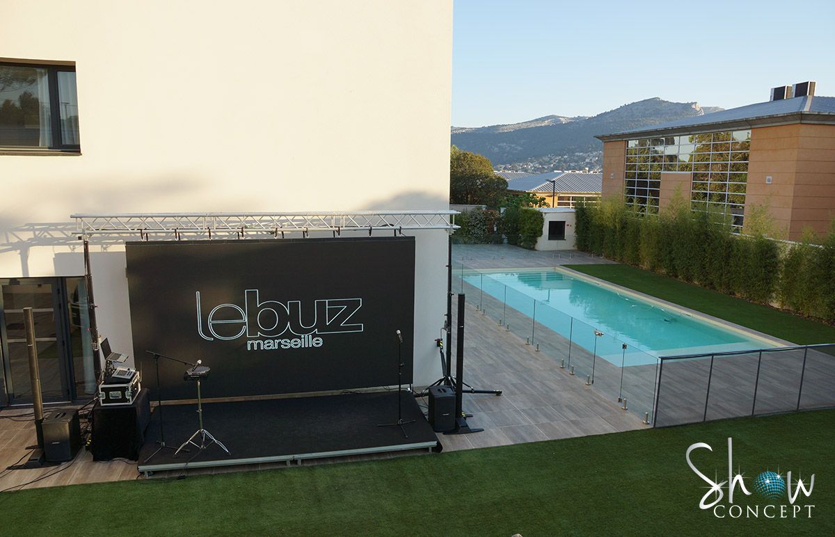 Écran LED au bord d'une piscine à Marseille