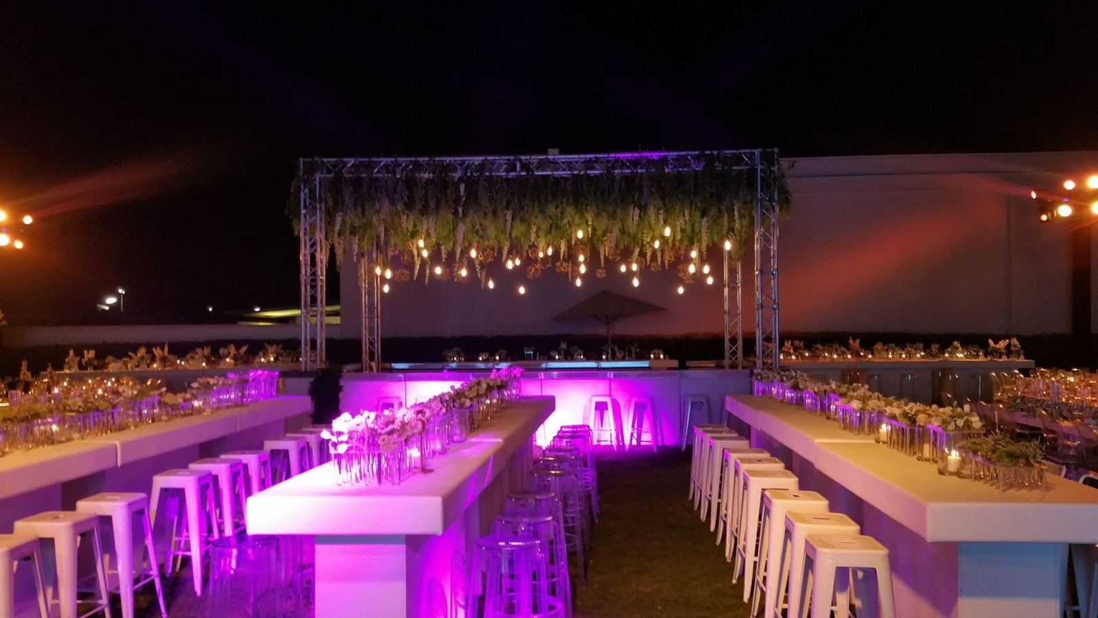 Dîner de gala en extérieur, tables éclairées en violet