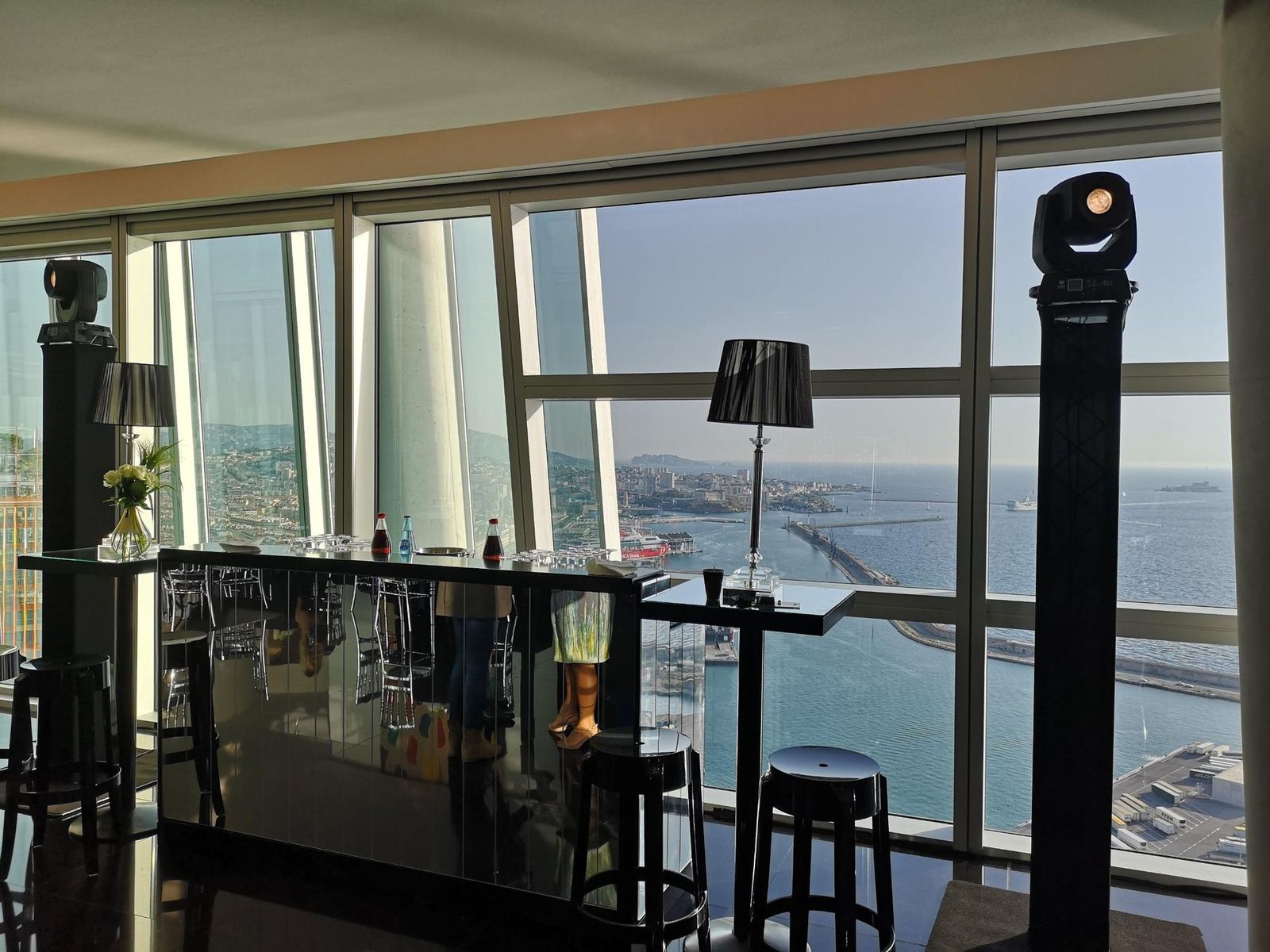 Lyres sur pied dans une salle de réception avec vue sur le port de Marseille