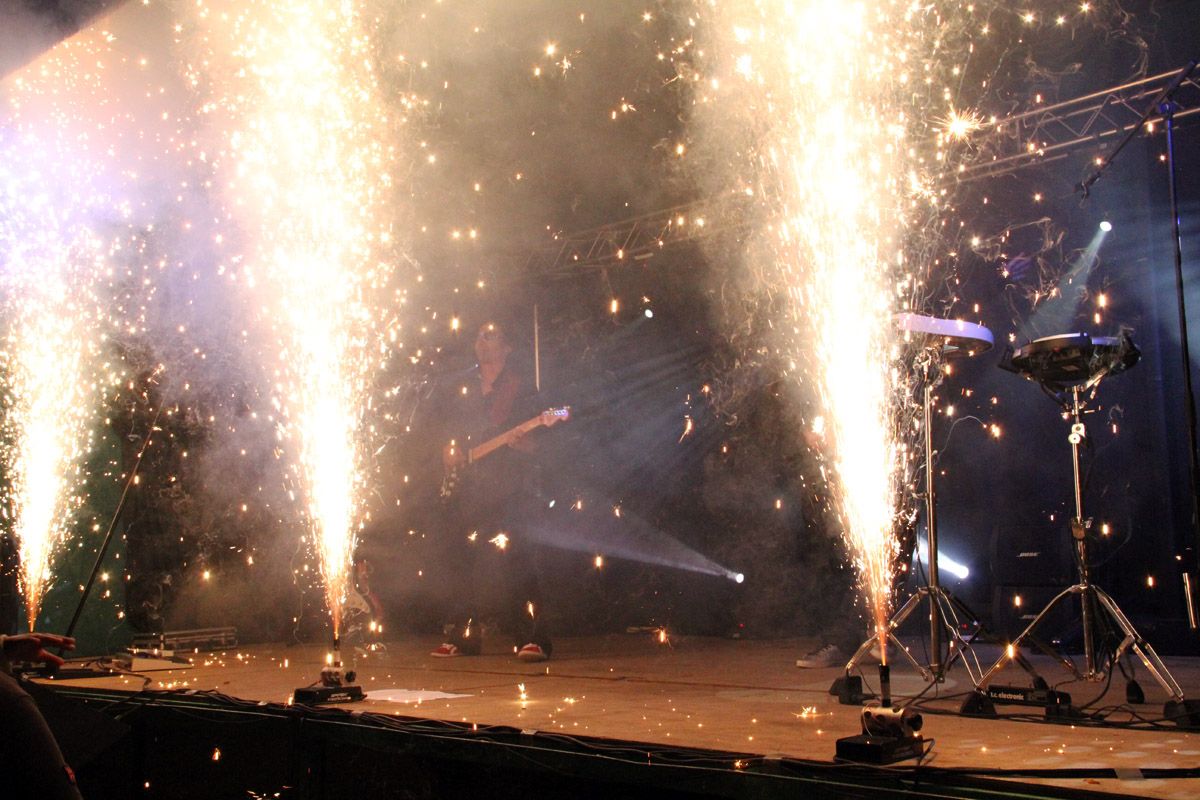 Jets d'étincelles sur scène pendant un concert