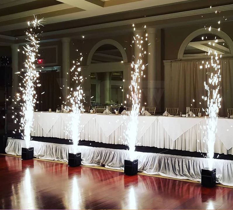 Fontaines d'étincelles devant la table d'honneur